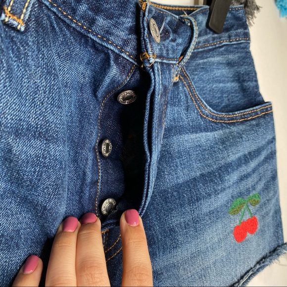Levi’s High Rise Cherry Patch 501 Shorts Size 29 - Picture 5 of 7